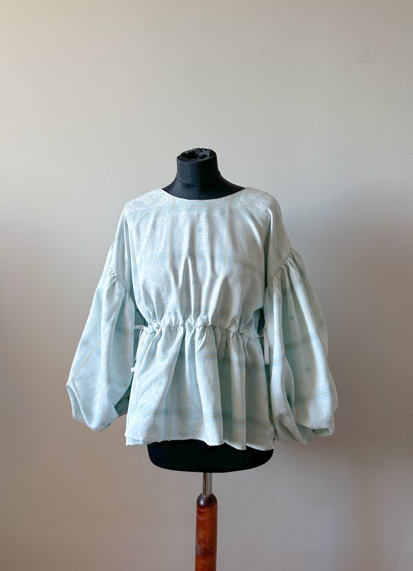 Błękitna bluzka regulowana w talii