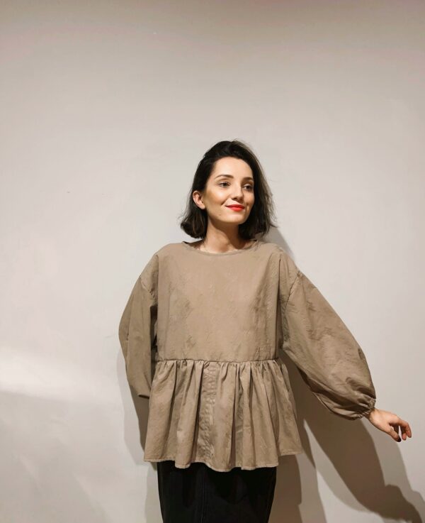 Beżowa bluzka z haftowanymi zygzakami